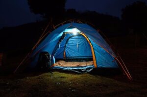 đèn dã ngoại phát sáng trong lều ở ban đêm