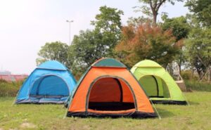 3 chiếc lều cắm trại trên bãi cỏ