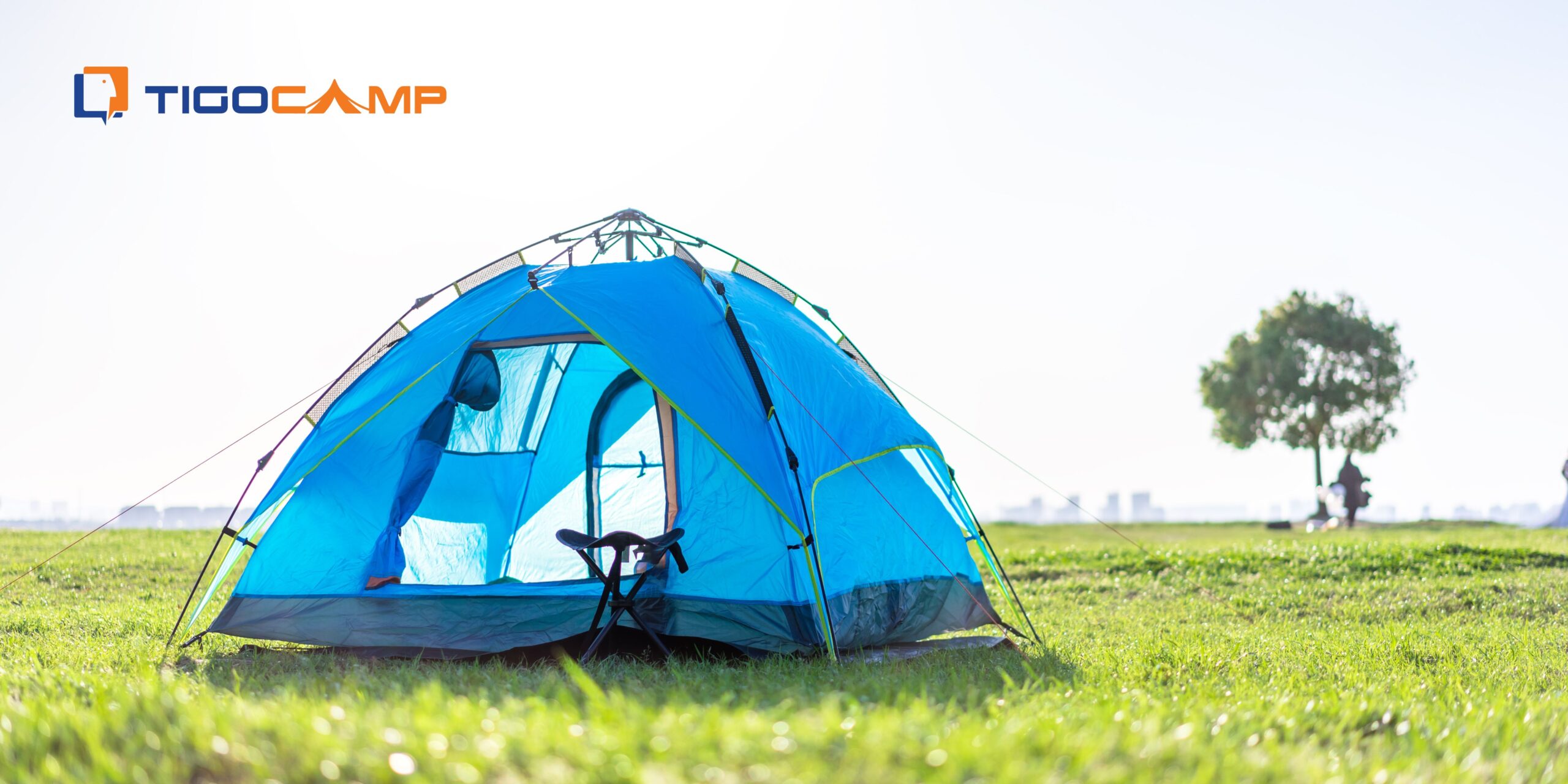 Lều cắm trại 2 người trên bãi cỏ 