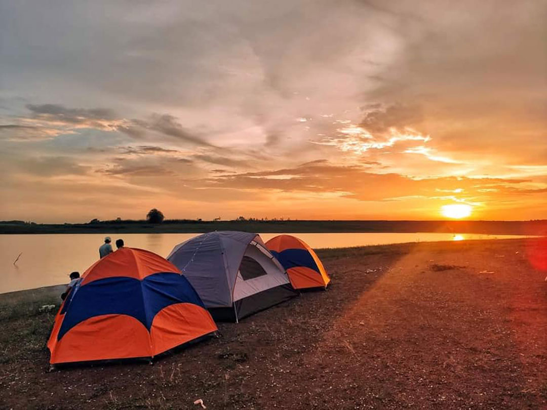 Hồ Trị An có nhiều bãi cắm trại với đầy đủ tiện nghi, đáp ứng nhu cầu của du khách.