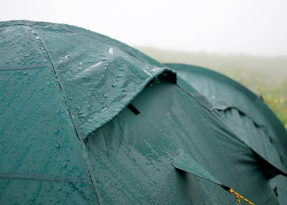 Độ trượt nước là một yếu tố quan trọng khi lựa chọn lều cắm trại dạng chống mưa.